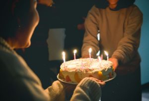 Gâteau d'anniversaire avec des bougies - atelier spécial anniversaire à Lille