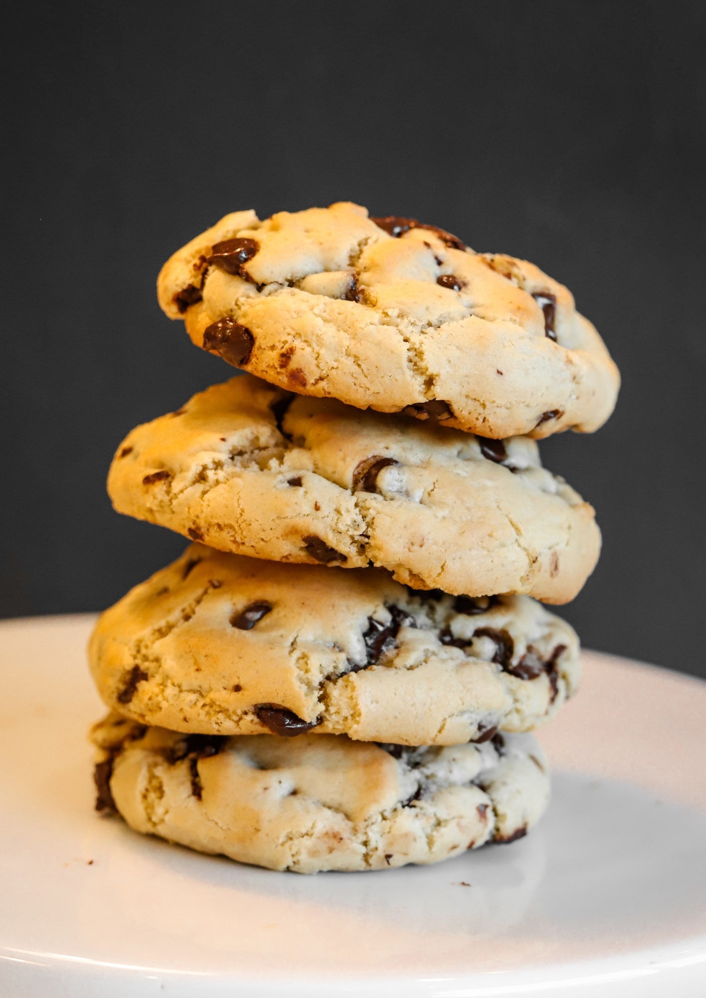 4 cookies sans gluten aux pépites de chocolat empilés les uns sur les autres