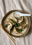 Gyozas aux champignons accompagnés d'un bouillon thaï au lait de coco, citronnelle et coriandre