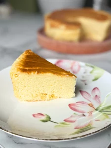 cheesecake japonais dans une assiette blanche ornée de dessins de fleurs roses