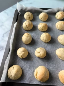 amaretti maison sur une feuille de papier sulfurisé