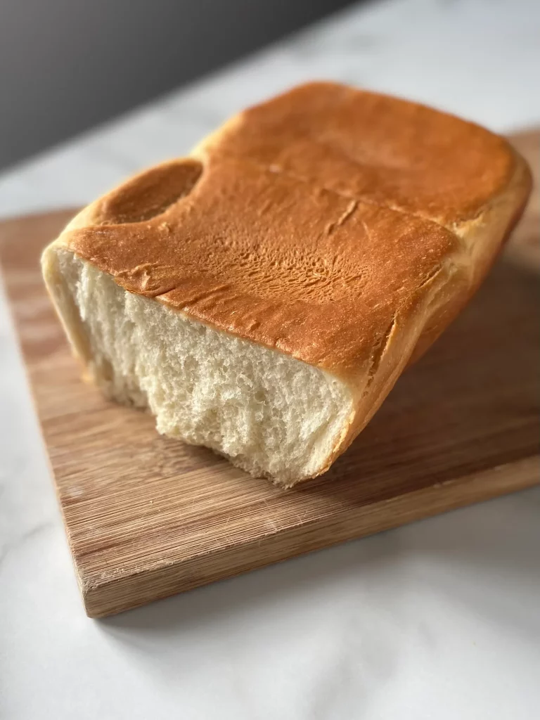 Pain de mie japonais moelleux sur une planche à découper en bois