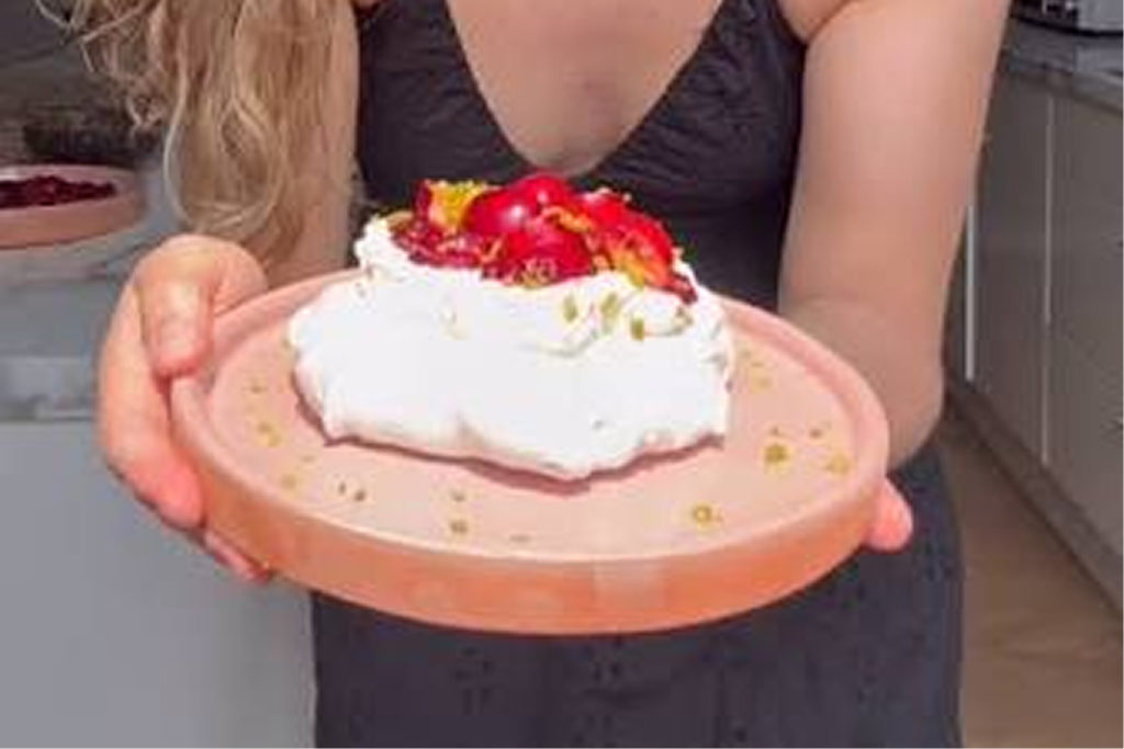 pavlova cerise pistache